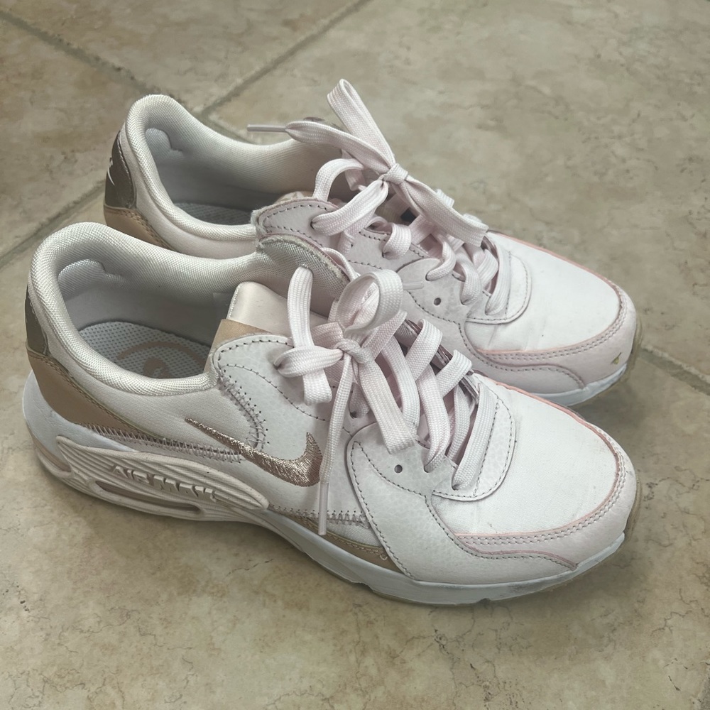 WOMEN'S NIKE AIR MAX EXCEE SNEAKERS